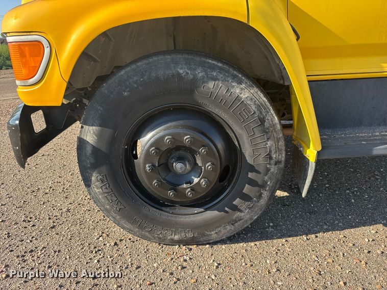 image for item DY3252 1995 Ford F700 box truck