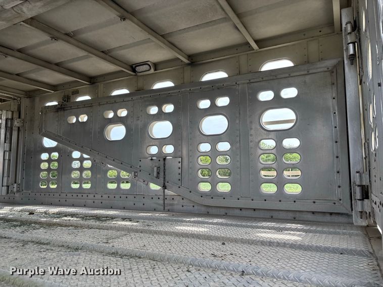 image for item DZ4587 2002 Wilson PSAL-303P livestock trailer