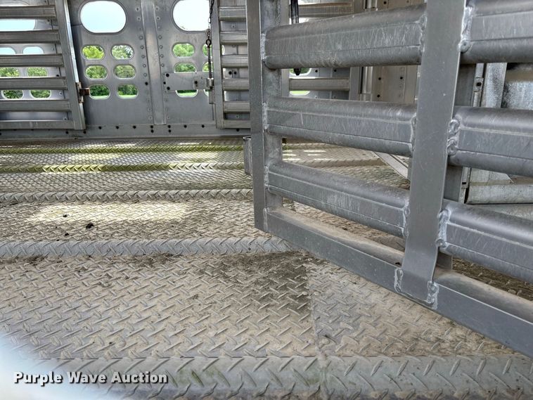 image for item DZ4587 2002 Wilson PSAL-303P livestock trailer