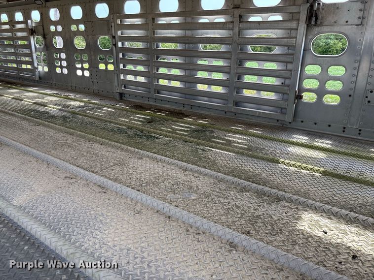 image for item DZ4587 2002 Wilson PSAL-303P livestock trailer