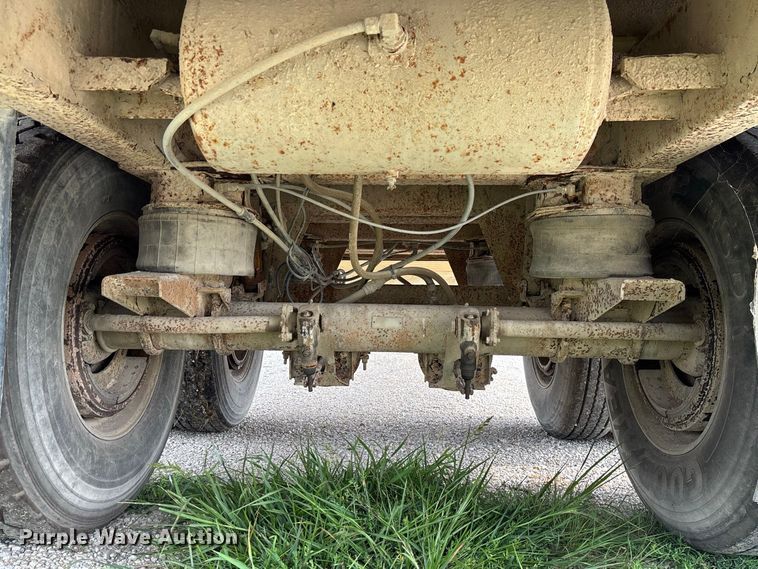 image for item DZ4587 2002 Wilson PSAL-303P livestock trailer