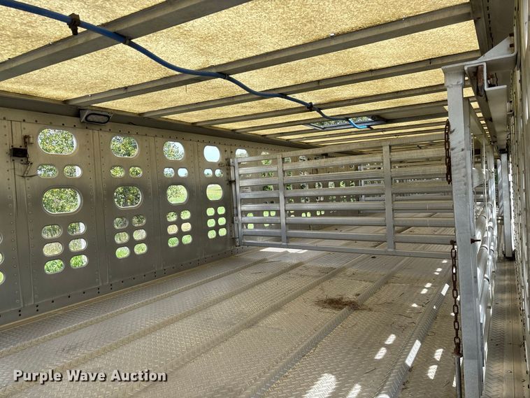 image for item DZ4588 2001 Wilson PSAL-303P livestock trailer