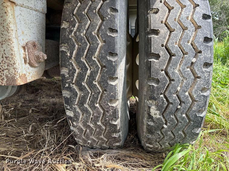 image for item DZ4588 2001 Wilson PSAL-303P livestock trailer