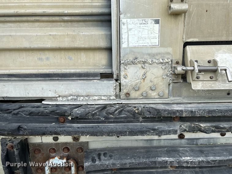 image for item DZ4589 2001 Wilson PSAL-303P livestock trailer