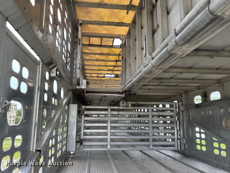 image for item DZ4589 2001 Wilson PSAL-303P livestock trailer