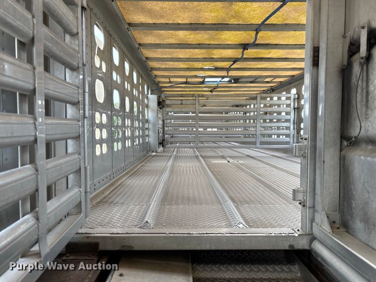 image for item DZ4589 2001 Wilson PSAL-303P livestock trailer