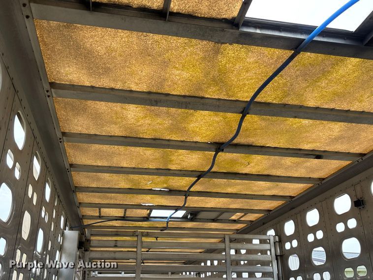 image for item DZ4589 2001 Wilson PSAL-303P livestock trailer