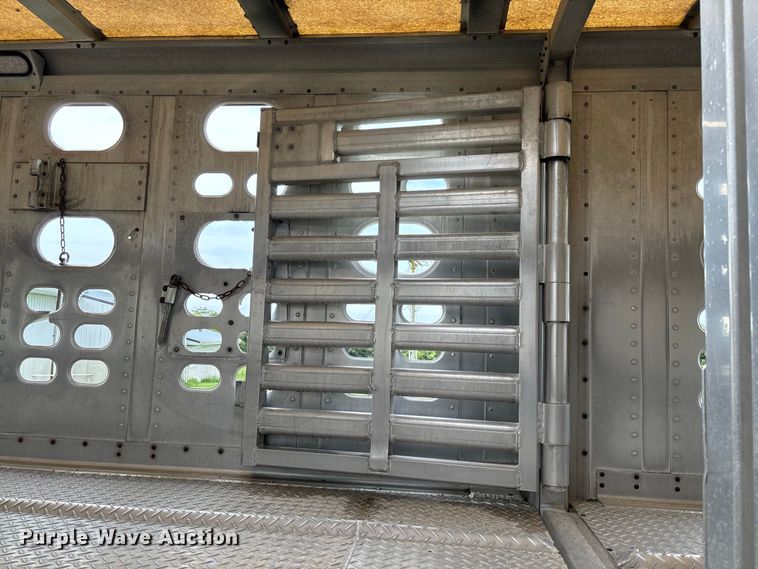 image for item DZ4589 2001 Wilson PSAL-303P livestock trailer