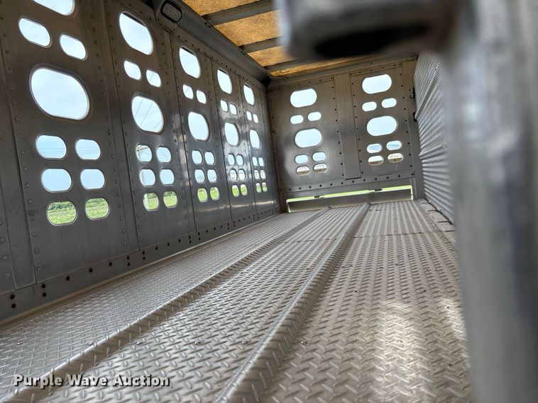 image for item DZ4589 2001 Wilson PSAL-303P livestock trailer