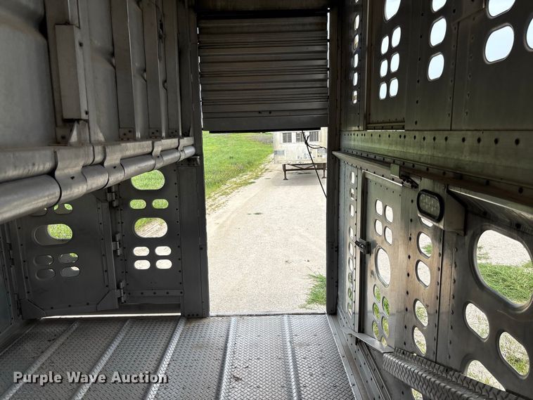 image for item DZ4589 2001 Wilson PSAL-303P livestock trailer