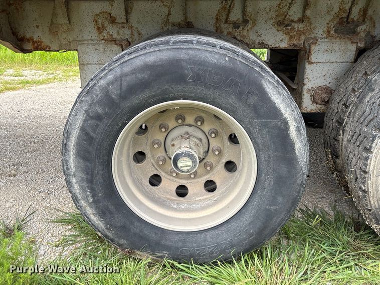 image for item DZ4589 2001 Wilson PSAL-303P livestock trailer