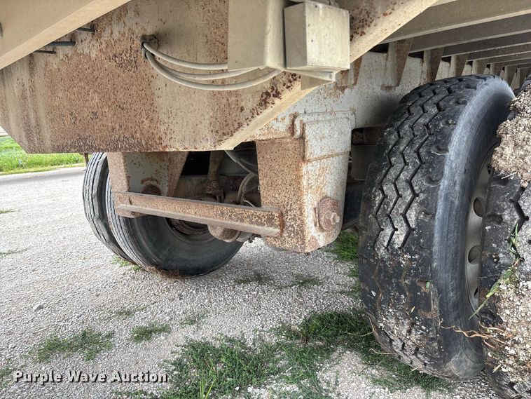 image for item DZ4590 2001 Wilson PSAL-303P livestock trailer