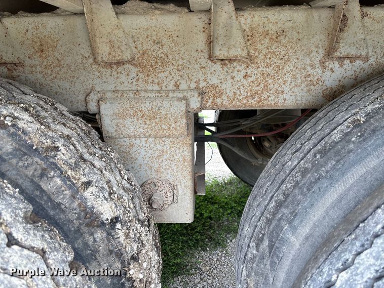 image for item DZ4590 2001 Wilson PSAL-303P livestock trailer