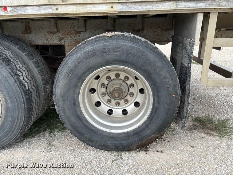 image for item DZ4590 2001 Wilson PSAL-303P livestock trailer