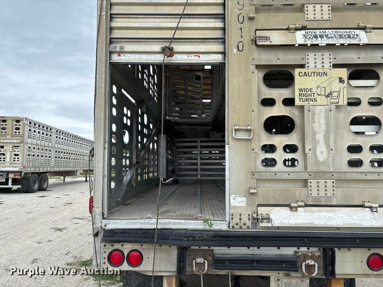 image for item DZ4592 2001 Wilson PSAL-303P livestock trailer