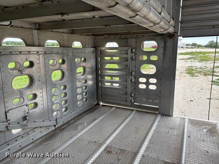 image for item DZ4592 2001 Wilson PSAL-303P livestock trailer