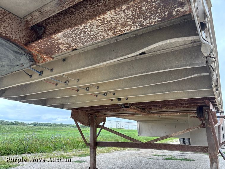 image for item DZ4592 2001 Wilson PSAL-303P livestock trailer