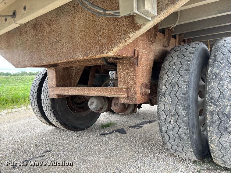 image for item DZ4592 2001 Wilson PSAL-303P livestock trailer