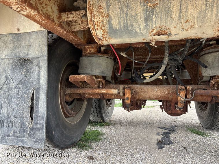 image for item DZ4592 2001 Wilson PSAL-303P livestock trailer