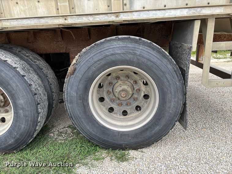 image for item DZ4592 2001 Wilson PSAL-303P livestock trailer