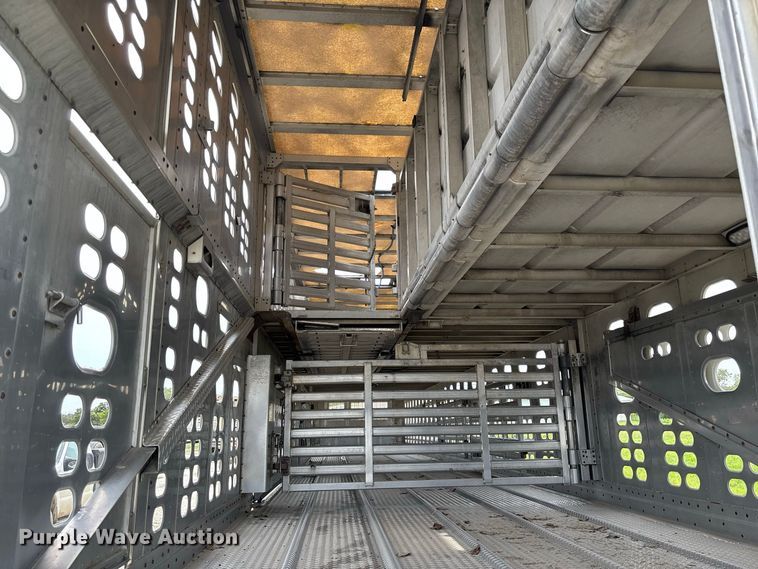 image for item DZ4593 2001 Wilson PSAL-303P livestock trailer