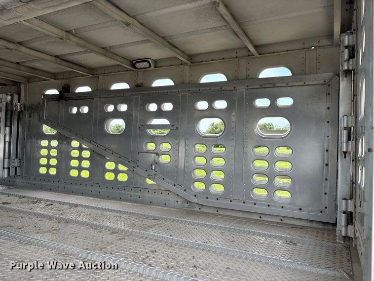 image for item DZ4593 2001 Wilson PSAL-303P livestock trailer