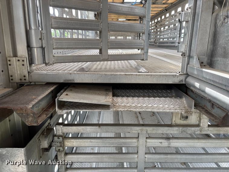 image for item DZ4593 2001 Wilson PSAL-303P livestock trailer