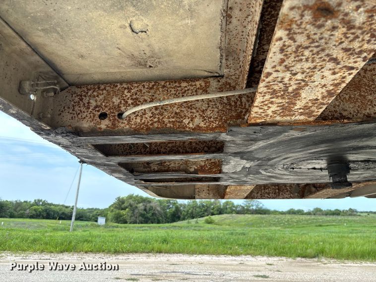 image for item DZ4593 2001 Wilson PSAL-303P livestock trailer