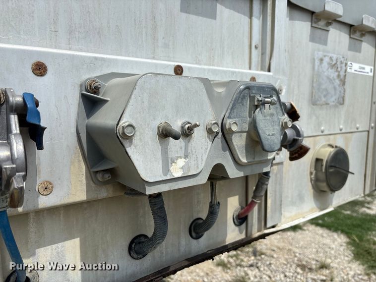 image for item DZ4595 2007 M. H. EBY, Inc livestock trailer