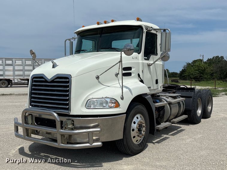 2016 Mack CXU613 semi truck