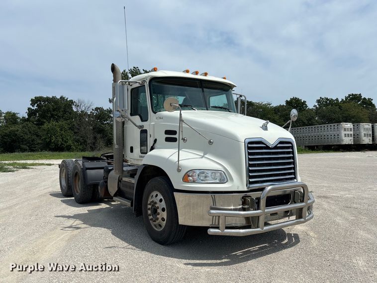 image for item DZ4596 2016 Mack CXU613 semi truck