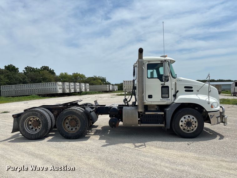 image for item DZ4596 2016 Mack CXU613 semi truck