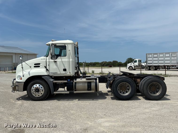 image for item DZ4596 2016 Mack CXU613 semi truck