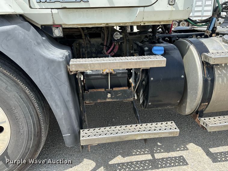 image for item DZ4596 2016 Mack CXU613 semi truck