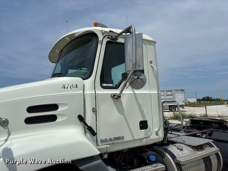 image for item DZ4596 2016 Mack CXU613 semi truck