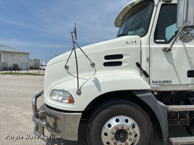 image for item DZ4596 2016 Mack CXU613 semi truck