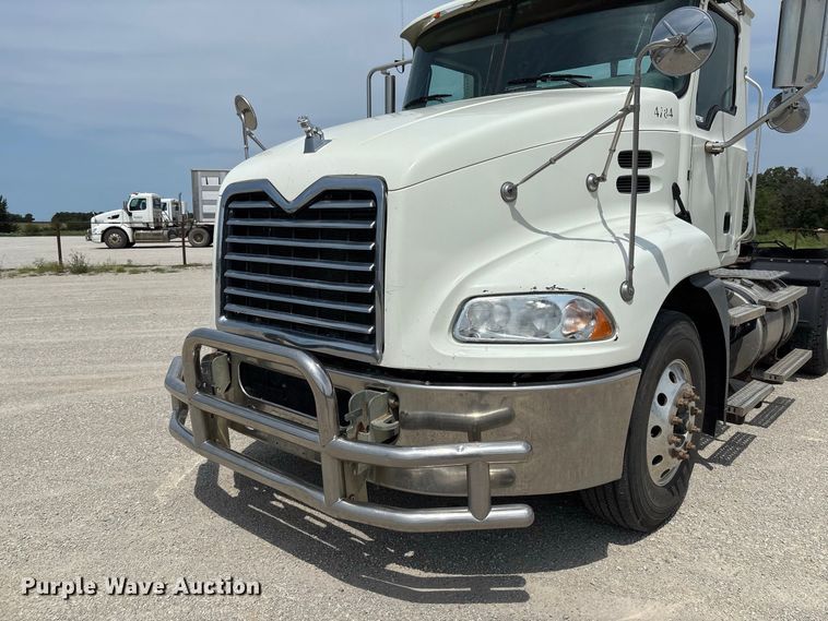image for item DZ4596 2016 Mack CXU613 semi truck