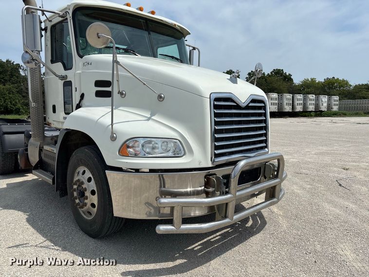 image for item DZ4596 2016 Mack CXU613 semi truck