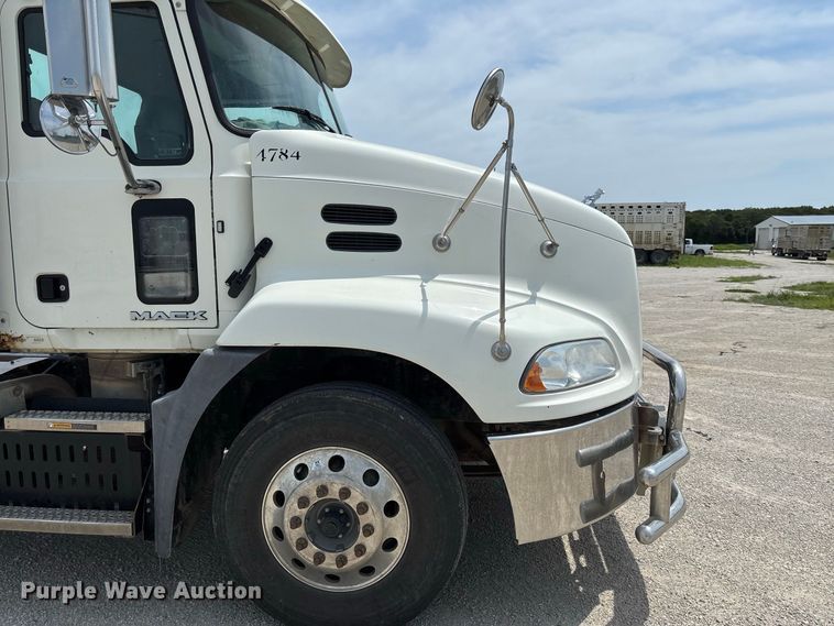 image for item DZ4596 2016 Mack CXU613 semi truck