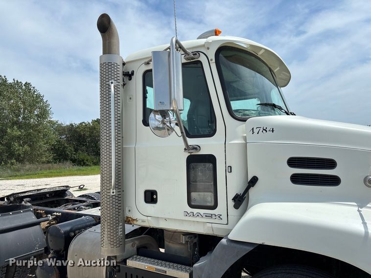 image for item DZ4596 2016 Mack CXU613 semi truck