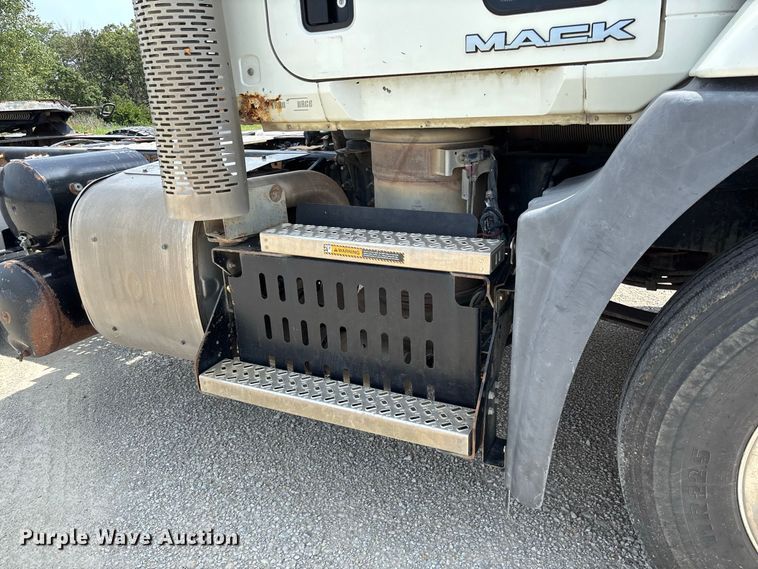 image for item DZ4596 2016 Mack CXU613 semi truck