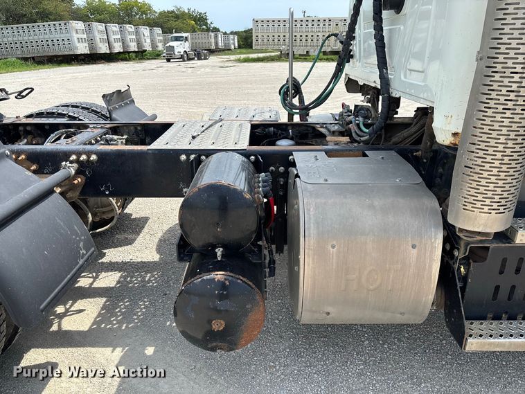image for item DZ4596 2016 Mack CXU613 semi truck