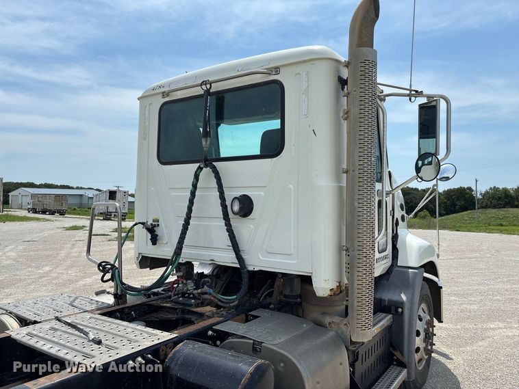 image for item DZ4596 2016 Mack CXU613 semi truck