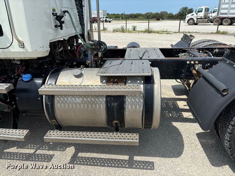 image for item DZ4596 2016 Mack CXU613 semi truck