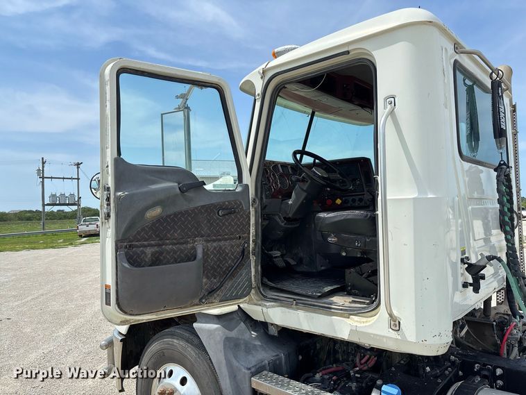 image for item DZ4596 2016 Mack CXU613 semi truck