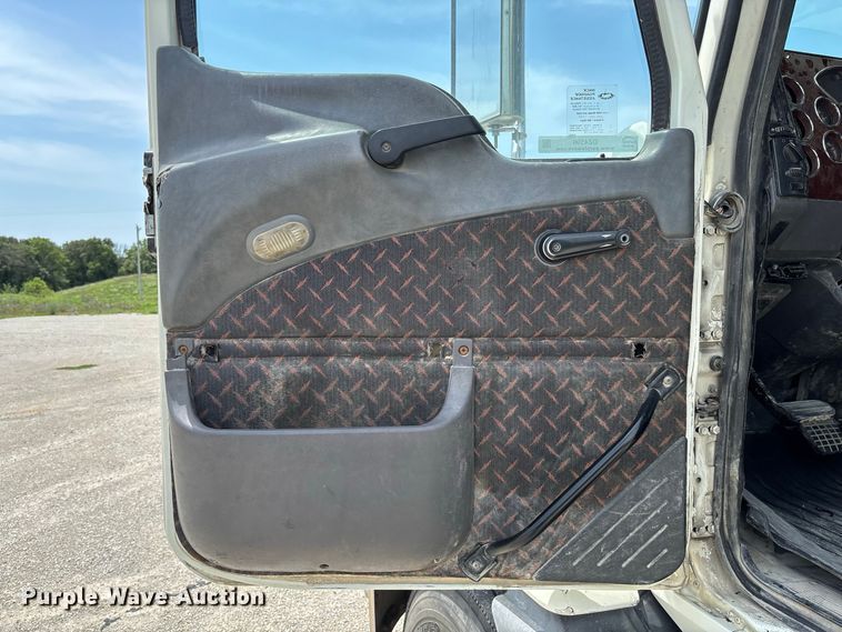 image for item DZ4596 2016 Mack CXU613 semi truck