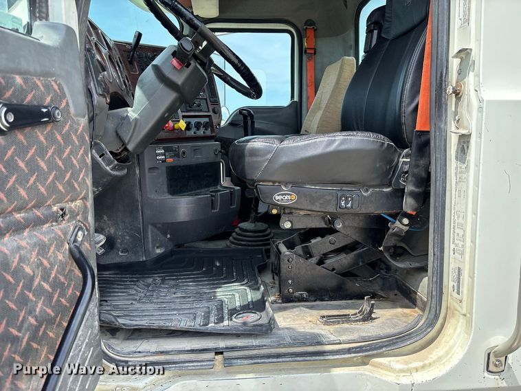 image for item DZ4596 2016 Mack CXU613 semi truck