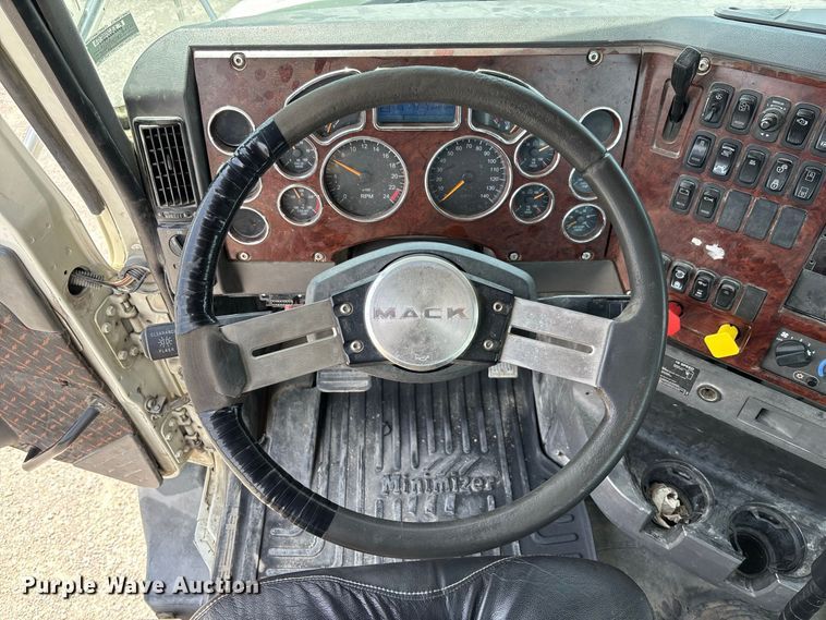 image for item DZ4596 2016 Mack CXU613 semi truck