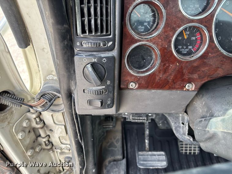 image for item DZ4596 2016 Mack CXU613 semi truck