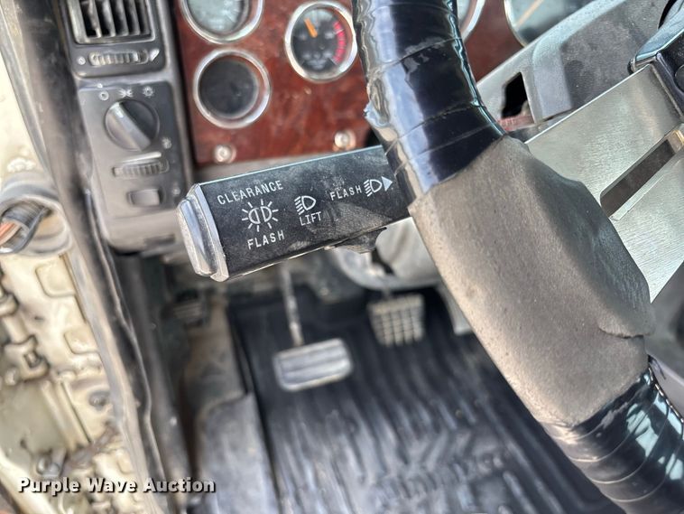 image for item DZ4596 2016 Mack CXU613 semi truck